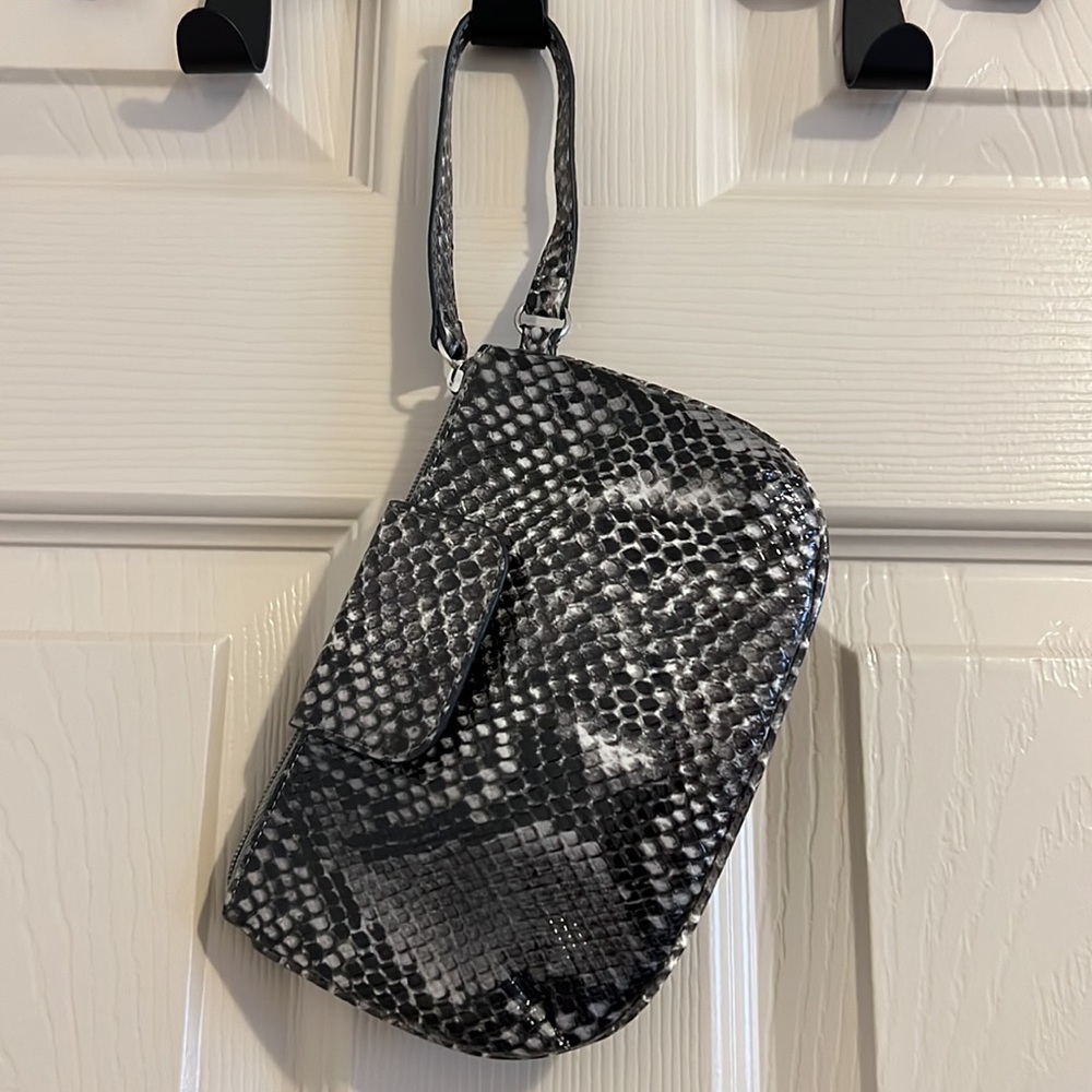 Guess wristlet - Picture 2 of 4
